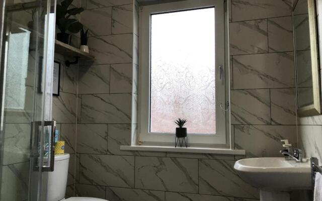 Bright Spacious 3-bed With Office & Patio, Preston