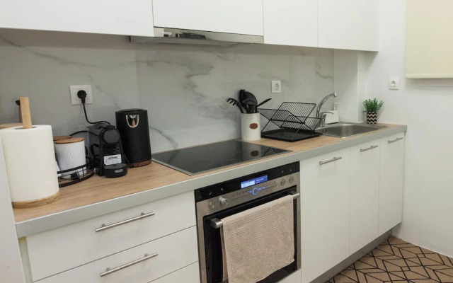 Fresh Urban Apt with Balcony in Zografou