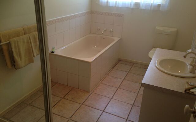 Beachcomber Motel And Apartments