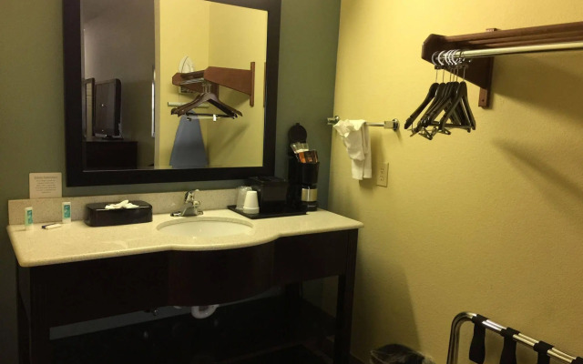 Pearsall Inn & Suites