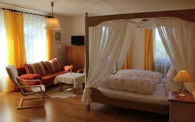 Landhaus vor Burg Eltz