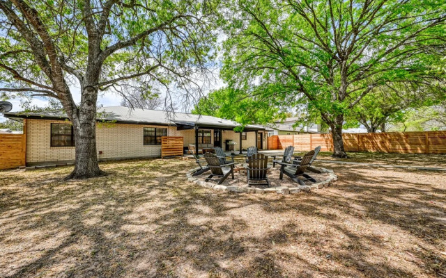 Modern Luxurious Home Near Main W/hot Tub-firepit!