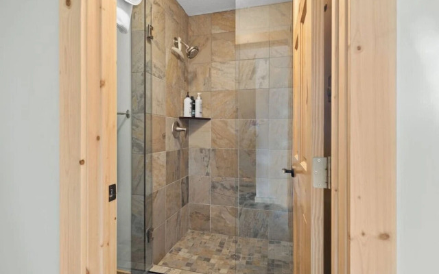 SPACIOUS 3,000 sq2 Luxury Home | PRIVATE Pool & Hot Tub | STEPS to Kinsmen Beach