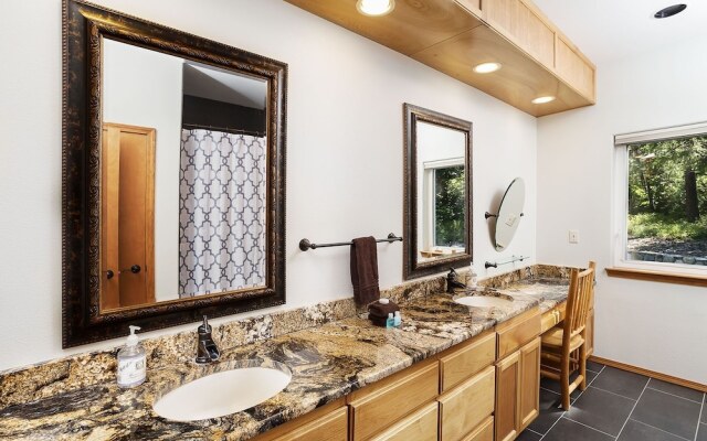 Riffle River Lodge 3 Bedroom Home by NW Comfy Cabins by RedAwning