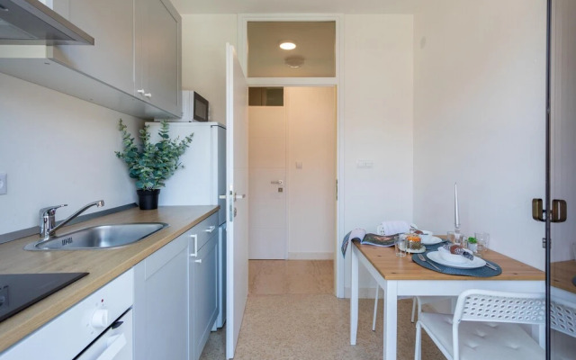 Bright and Cozy Duplex Near City Center