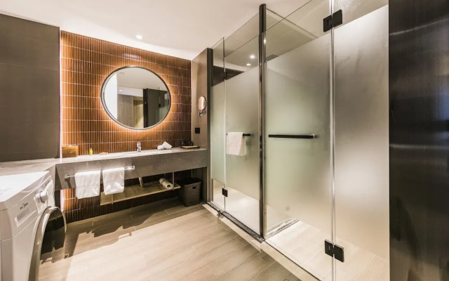 Pesht Premier Hotel