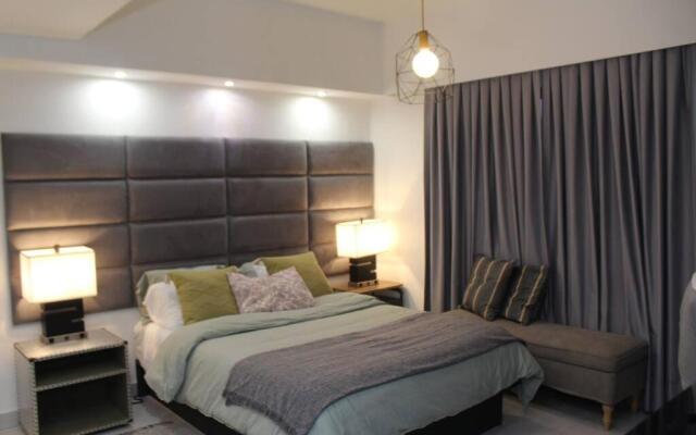 Modern 1BD Downtown+Pool+SmarTVs+BBQ+Gym