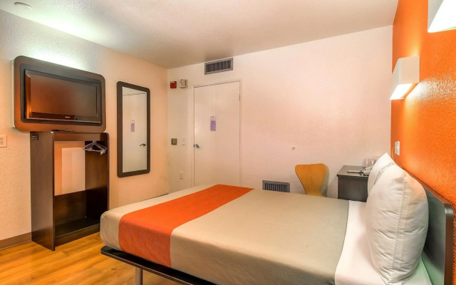 Motel 6 Carlsbad, CA Beach