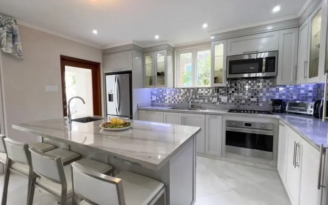 Villa Francoise - 4 Bedroom Beachfront w Pool