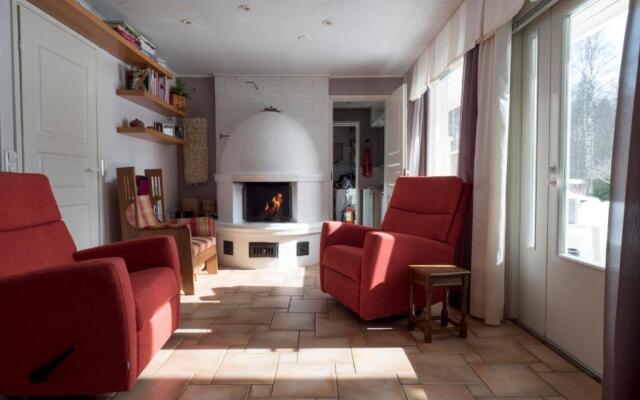 Moonlight House: Cozy holiday home with fireplace