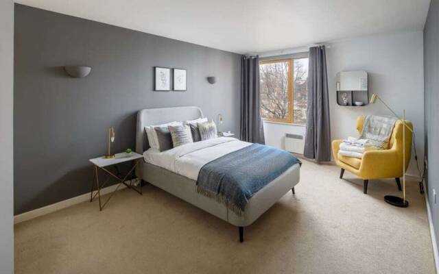 Modern 2 bed apt W/balcony 10 Mins to King's Cross