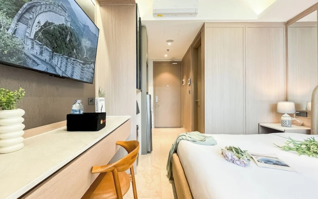 Modern Minimalist Studio Room At Gold Coast Apartment – Guest Rooms – Jakarta
