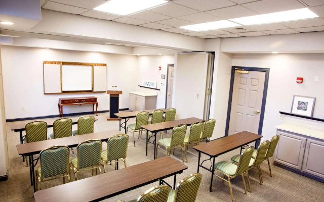 Country Inn & Suites by Radisson, Harrisburg West, PA