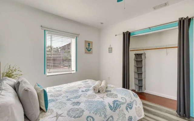 Hollywood Beach Bungalow Near Golf: Pets Welcome!