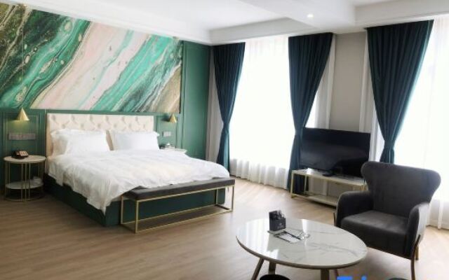Qujing Blue Sea Light Luxury Hotel