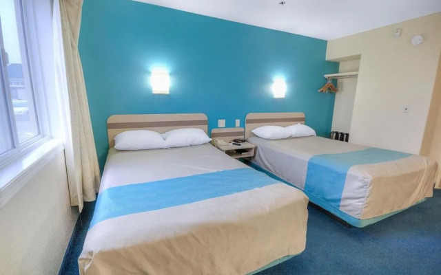 Motel 6 Claresholm Ab