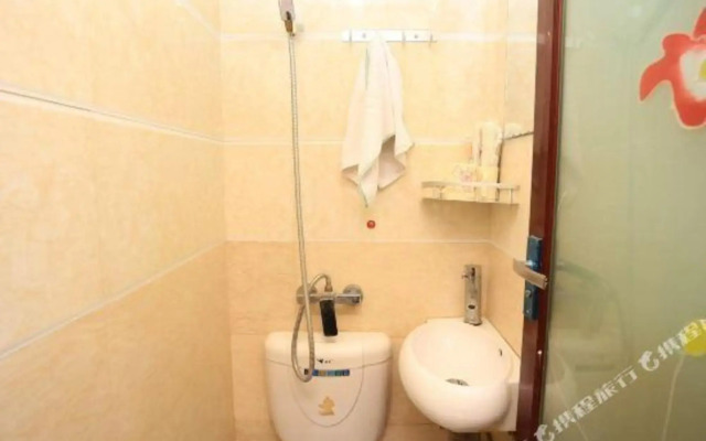 Chongqing Qinwen 168 Business Hotel