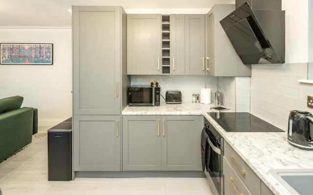 Spacious 1Br Flat In Wanstead: Garden & Comfort
