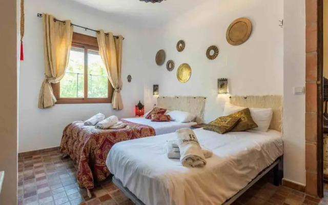 Sayalonga Villa Retreat With 7 Bedrooms