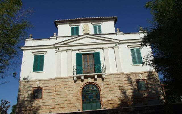 Elegante Appartamento in Villa con Piscina