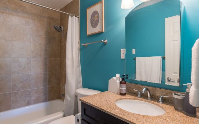 4BR Remodeled Classic near Old Town by WanderJaunt