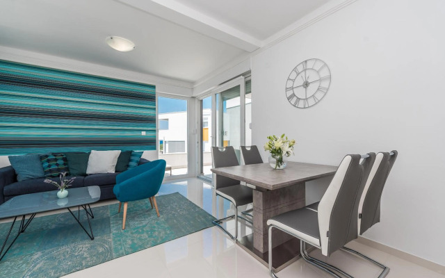 Merima 1 luxury ap with a pool