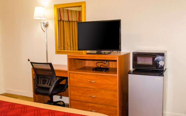 Econo Lodge East