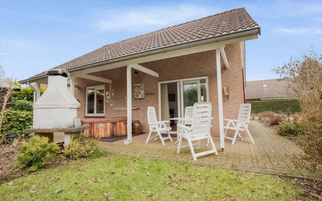 Lush Bungalow in Beek Gem Montferl& with Hot Tub