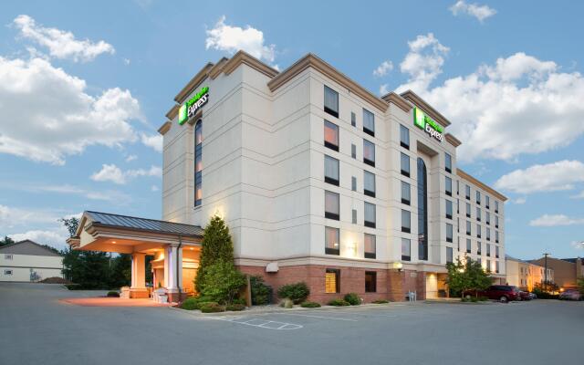 Holiday Inn Express & Suites Bloomington, an IHG Hotel