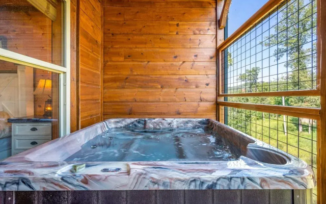 Mountain Skyy 3 Bedroom Cabin by RedAwning