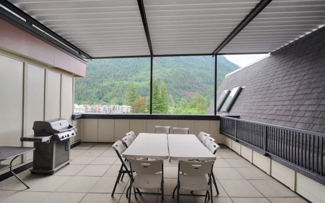 Rooftop Paradise Luxe 2BR  Lake Views
