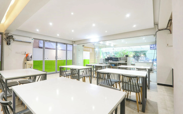 OYO Flagship 69518 Blue Dawn Dlf