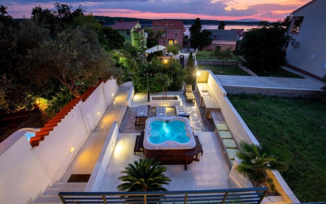 Awesome Home In Barbat With Jacuzzi, Wifi And 4 Bedrooms