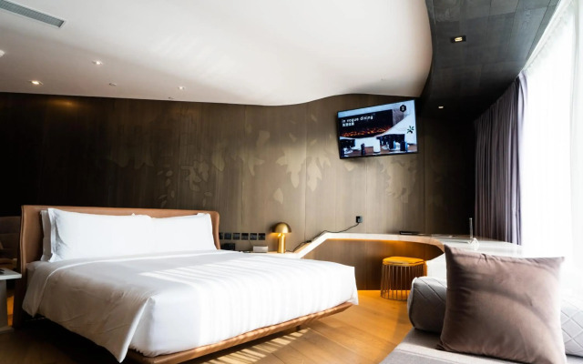 YOHO Hollywood Roosevelt Hotel