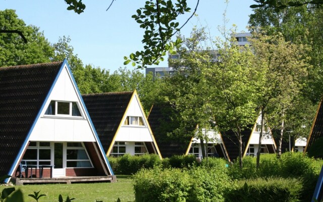 Detached holiday home, decorated with wood, on the Ostsee