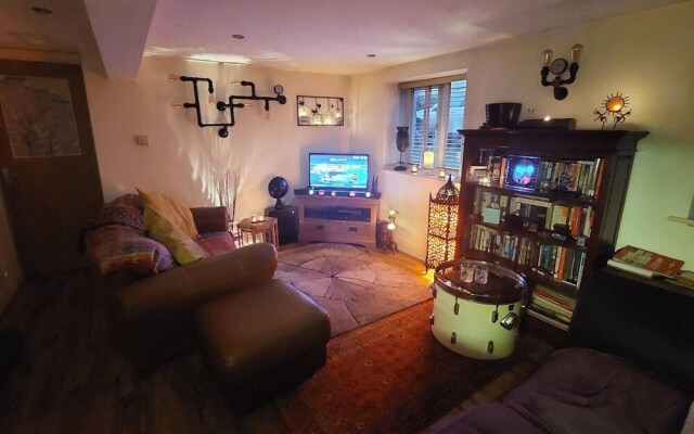 1 Bed Flat - Sleeps 4 - Garden - Parking - Wifi