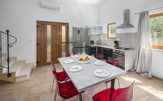 Amazing Home in Liznjan With Wifi and 2 Bedrooms