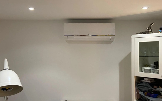 Linda's Annex-NEWLY BUILT separate entrance!!