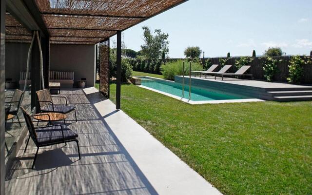 FridaysFlats, Beautiful Villa With Pool