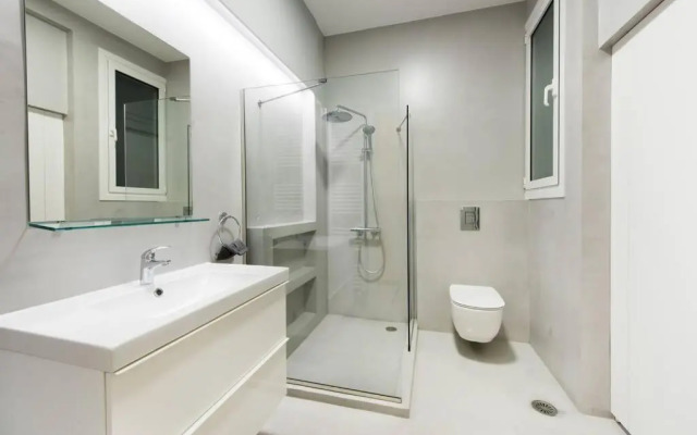 Elegant 3 bd apt, in the most prestigious area.