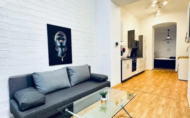 Lovely 2BR for 5 Peaceful Central Stay