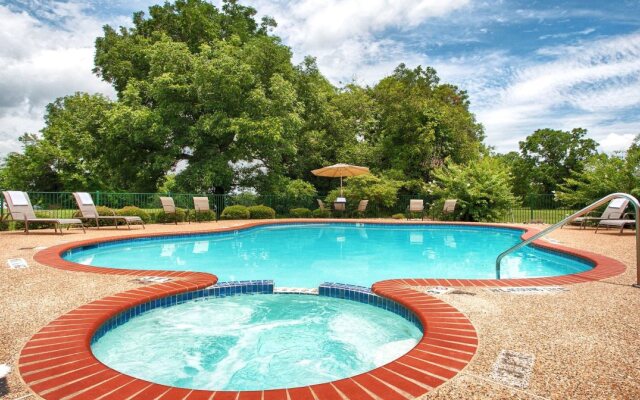 Quality Inn & Suites Garland - East Dallas