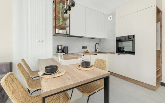 Apartment With Parking by Renters