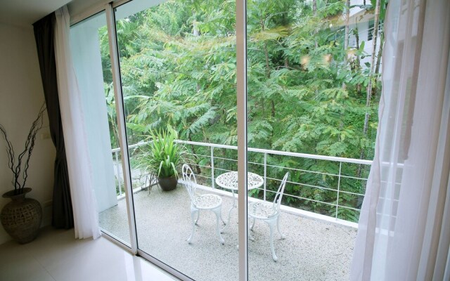 The Trees Hillside Apartment