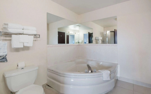 Quality Inn Grand Suites Bellingham