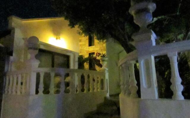 ENTIRE GUESTHOUSE - 27 People