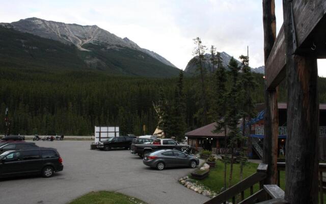Sunwapta Falls Rocky Mountain Lodge