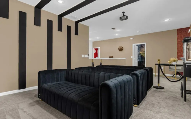 Upstay - Theme Rooms Pool Spa Theatre Arcade