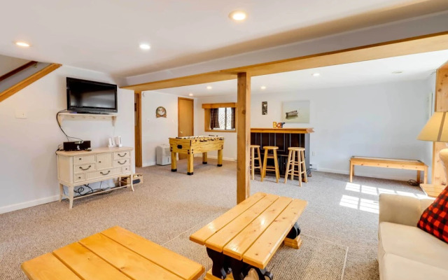 Spacious Pocono Lake House Near Skiing & Swimming!