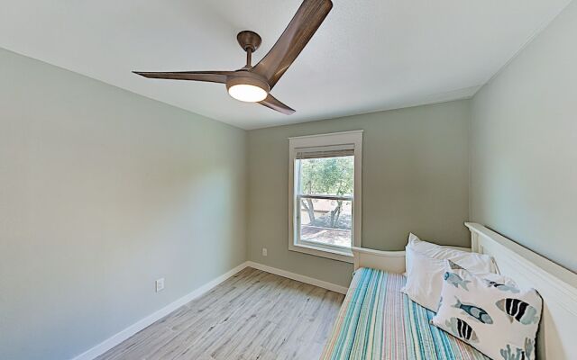 Walk To Beach! Modern Getaway With New Full Kitchen - 2 Bedroom Apts